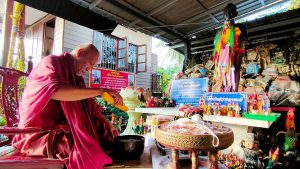 "วัดสว่างอารมณ์" คึกคัก ถือฤกษ์ดีปลุกเสก "ไอ้ไข่สามนคร-กุมารน้องเก้า" คอหวยแน่นวัด เบียดดูขันน้ำมนต์ "อาจารย์แป๊ะ"